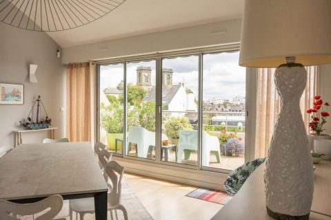 Duplex dernier étage  avec 5 chambres et 2 garages .