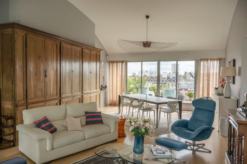 Duplex dernier étage  avec 5 chambres et 2 garages .