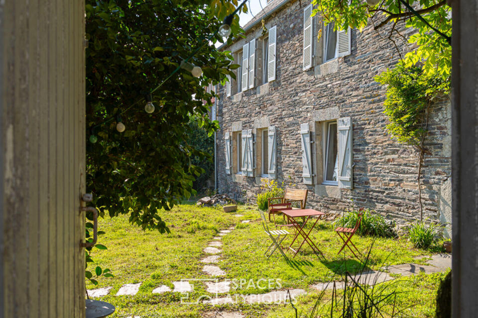 Ancien presbytère rénové plein centre d'Uzel