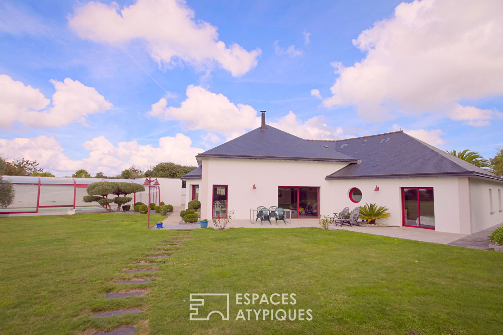 Single-storey house with covered swimming pool