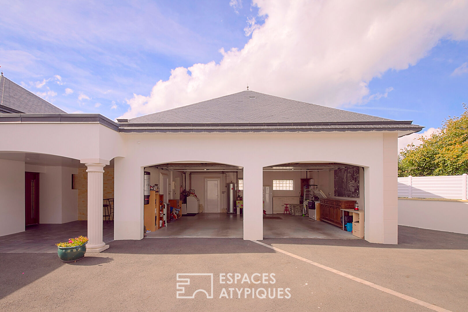 Single-storey house with covered swimming pool