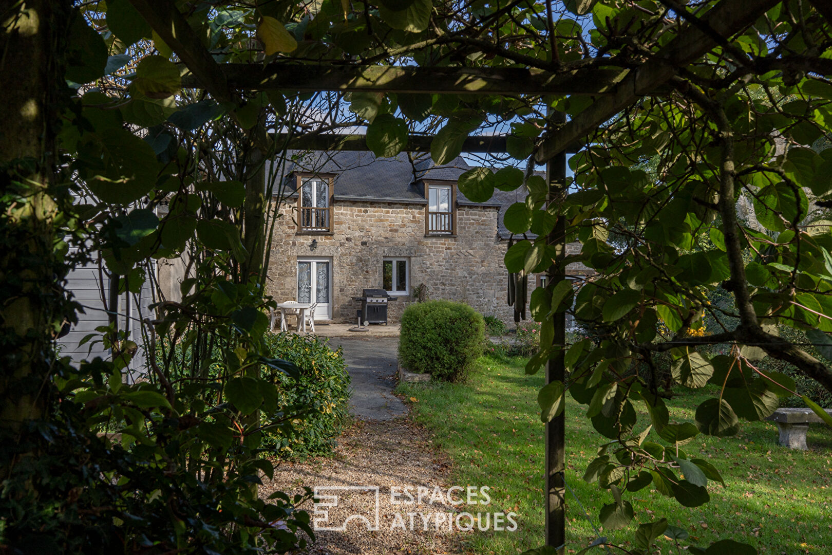 Longère de charme en campagne de Broöns, véritable écrin de verdure
