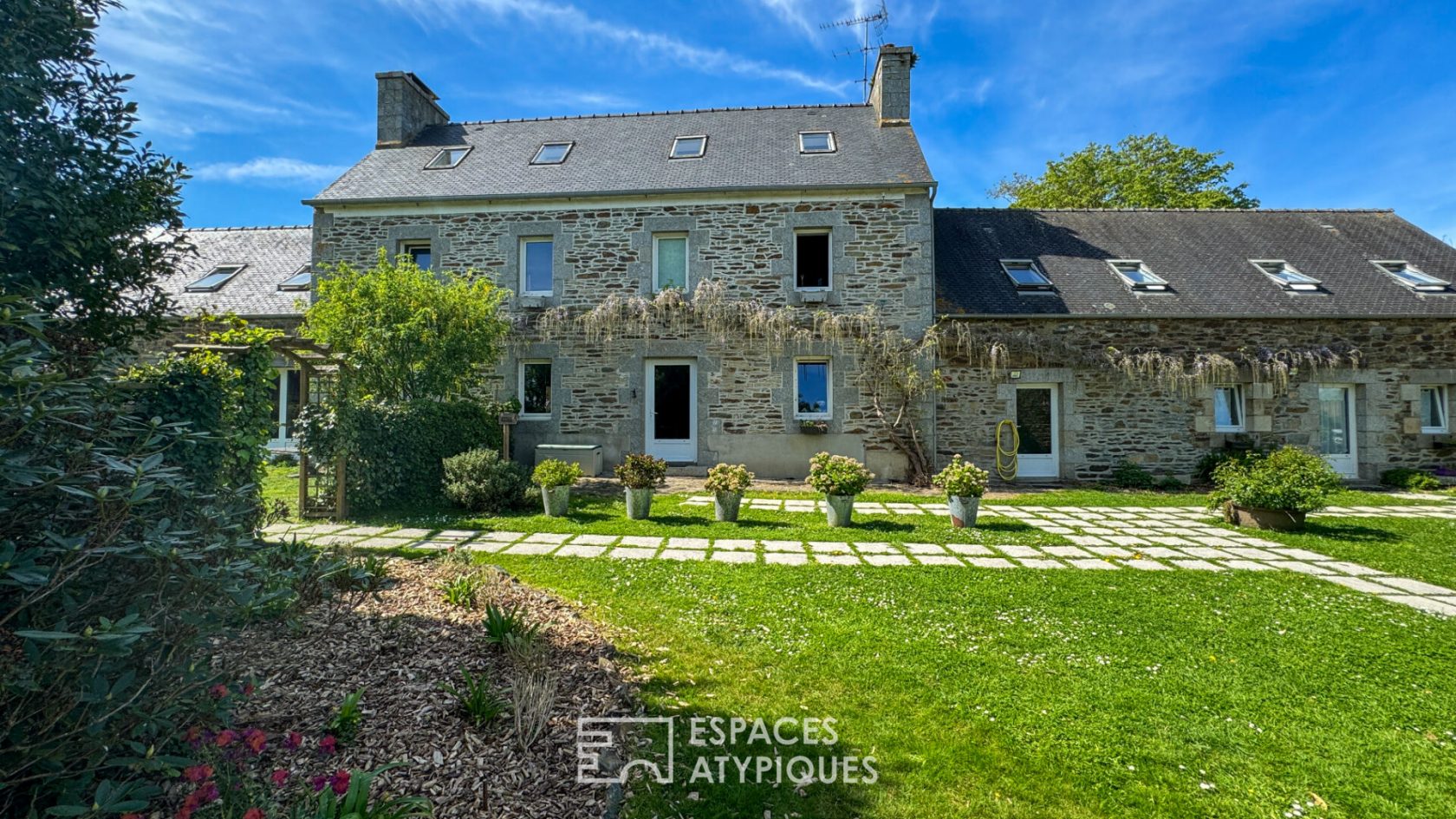 Breton residence with wooded park, indoor swimming pool and renovated outbuildings