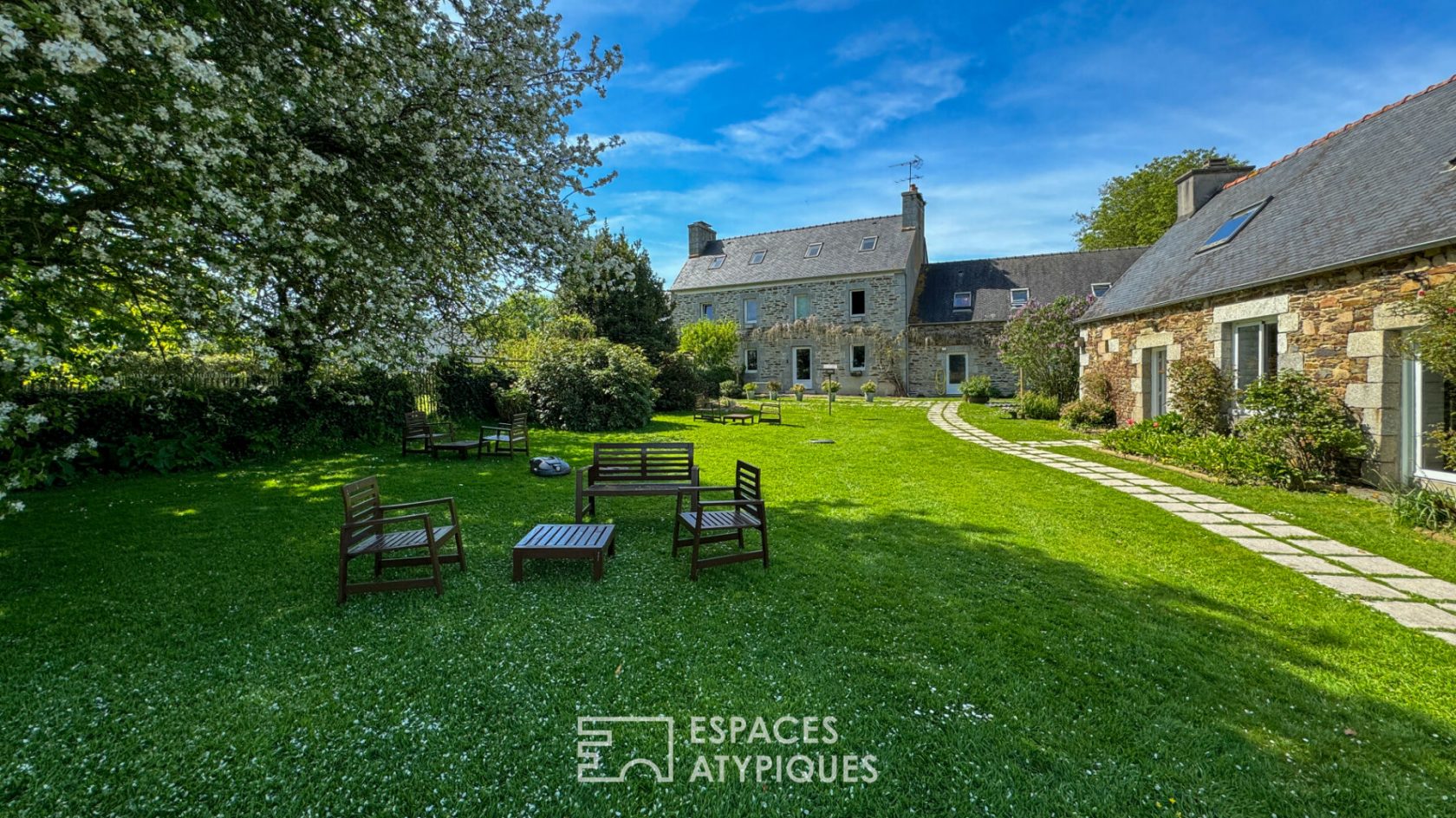 Breton residence with wooded park, indoor swimming pool and renovated outbuildings