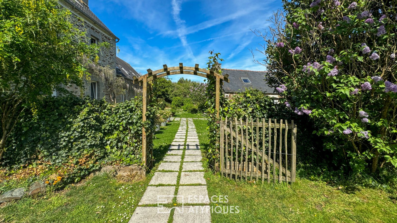 Breton residence with wooded park, indoor swimming pool and renovated outbuildings