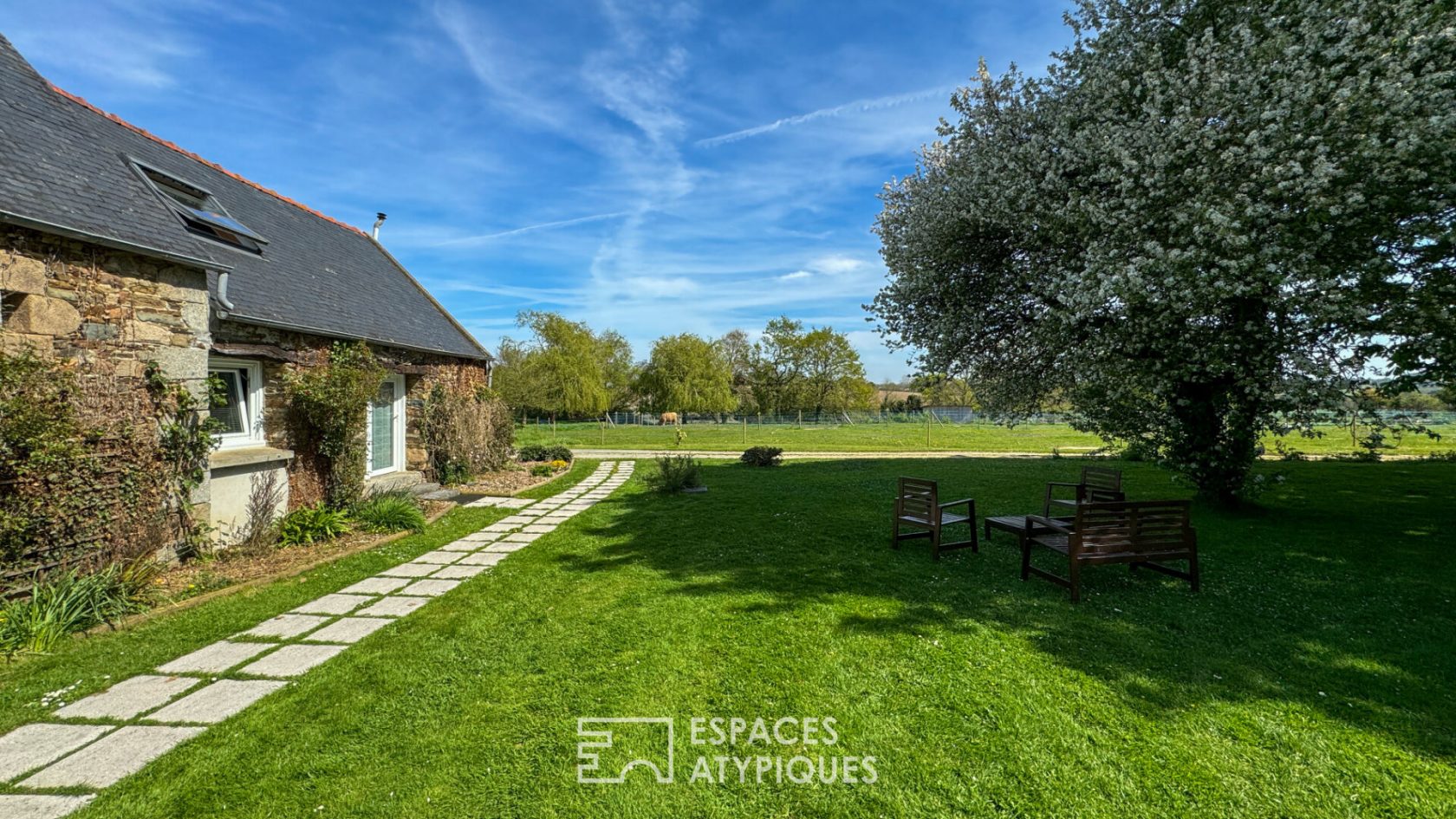 Breton residence with wooded park, indoor swimming pool and renovated outbuildings