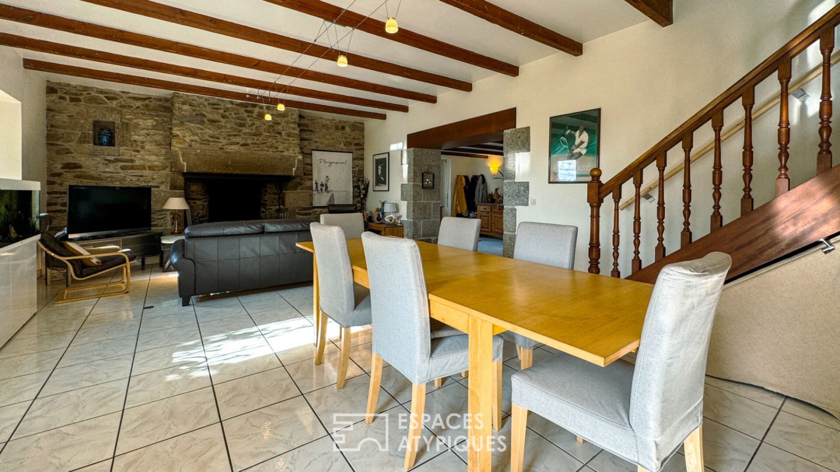Breton residence with wooded park, indoor swimming pool and renovated outbuildings