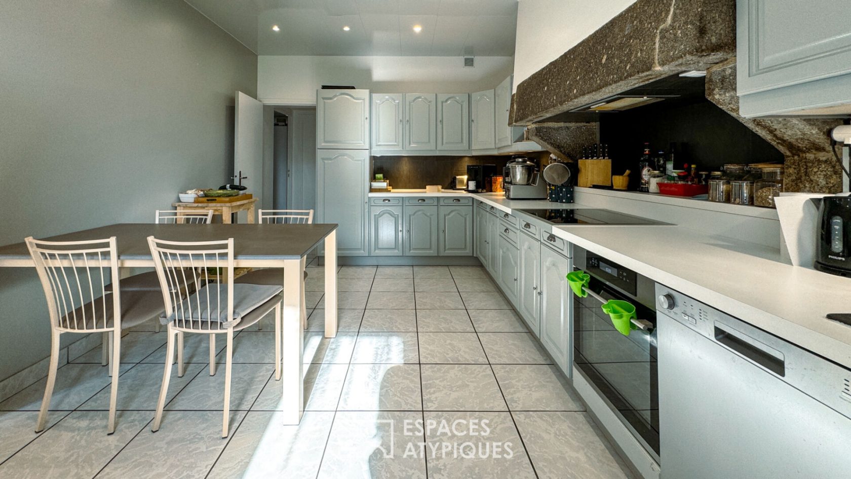 Breton residence with wooded park, indoor swimming pool and renovated outbuildings