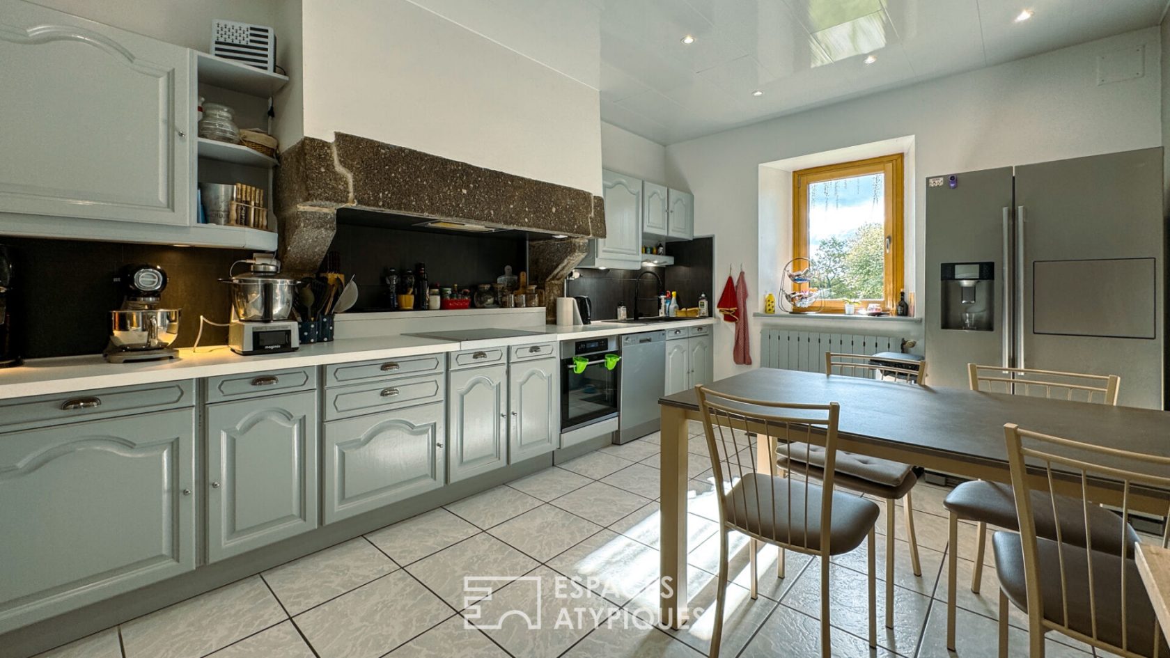 Breton residence with wooded park, indoor swimming pool and renovated outbuildings