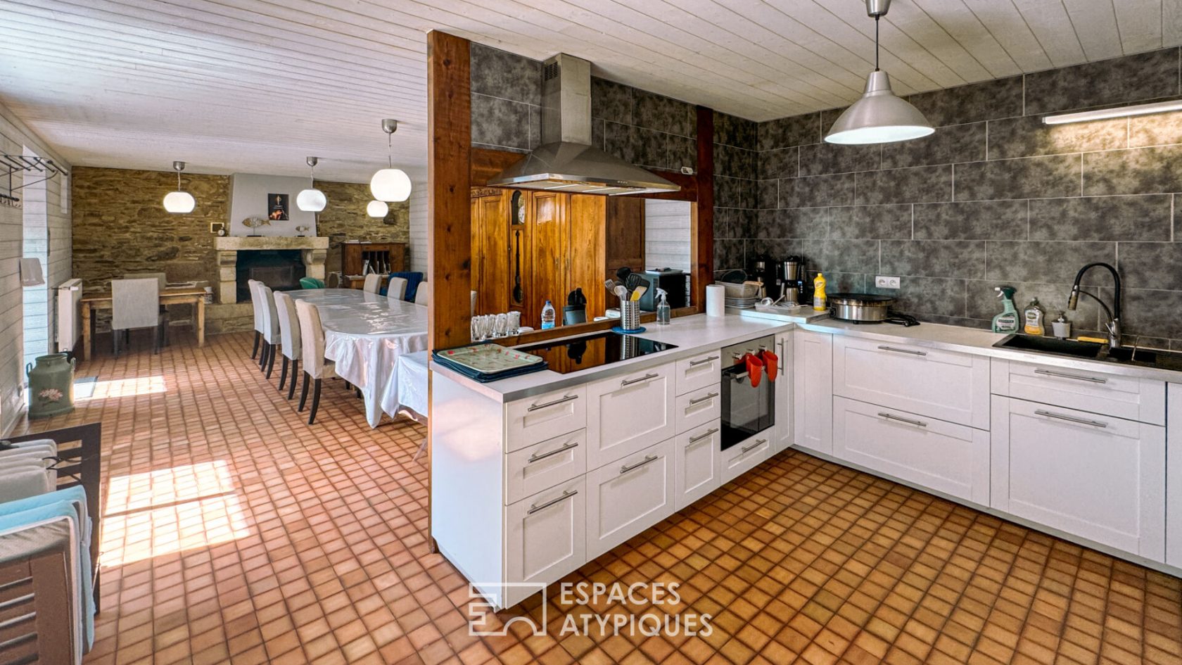 Breton residence with wooded park, indoor swimming pool and renovated outbuildings
