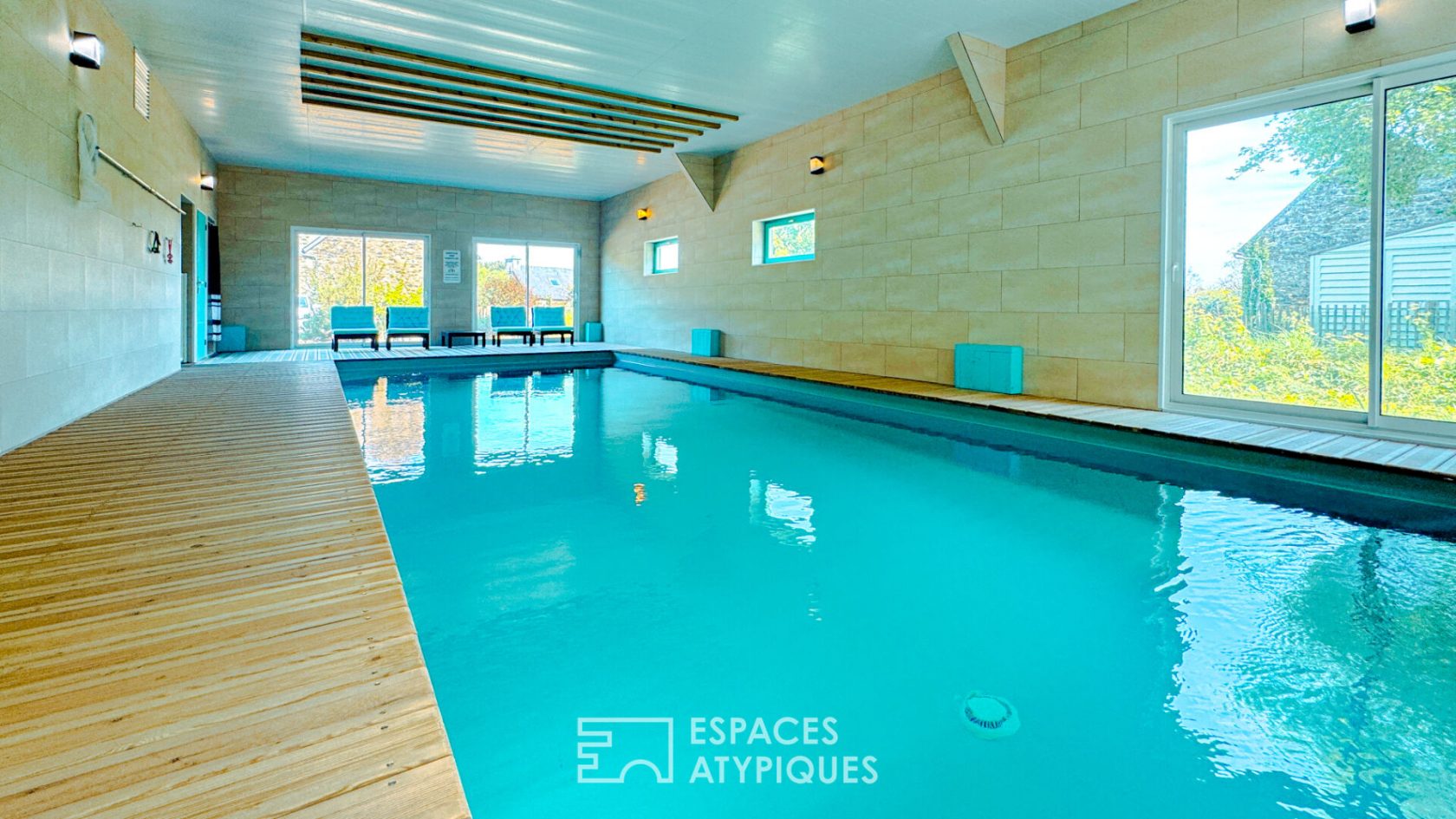 Breton residence with wooded park, indoor swimming pool and renovated outbuildings