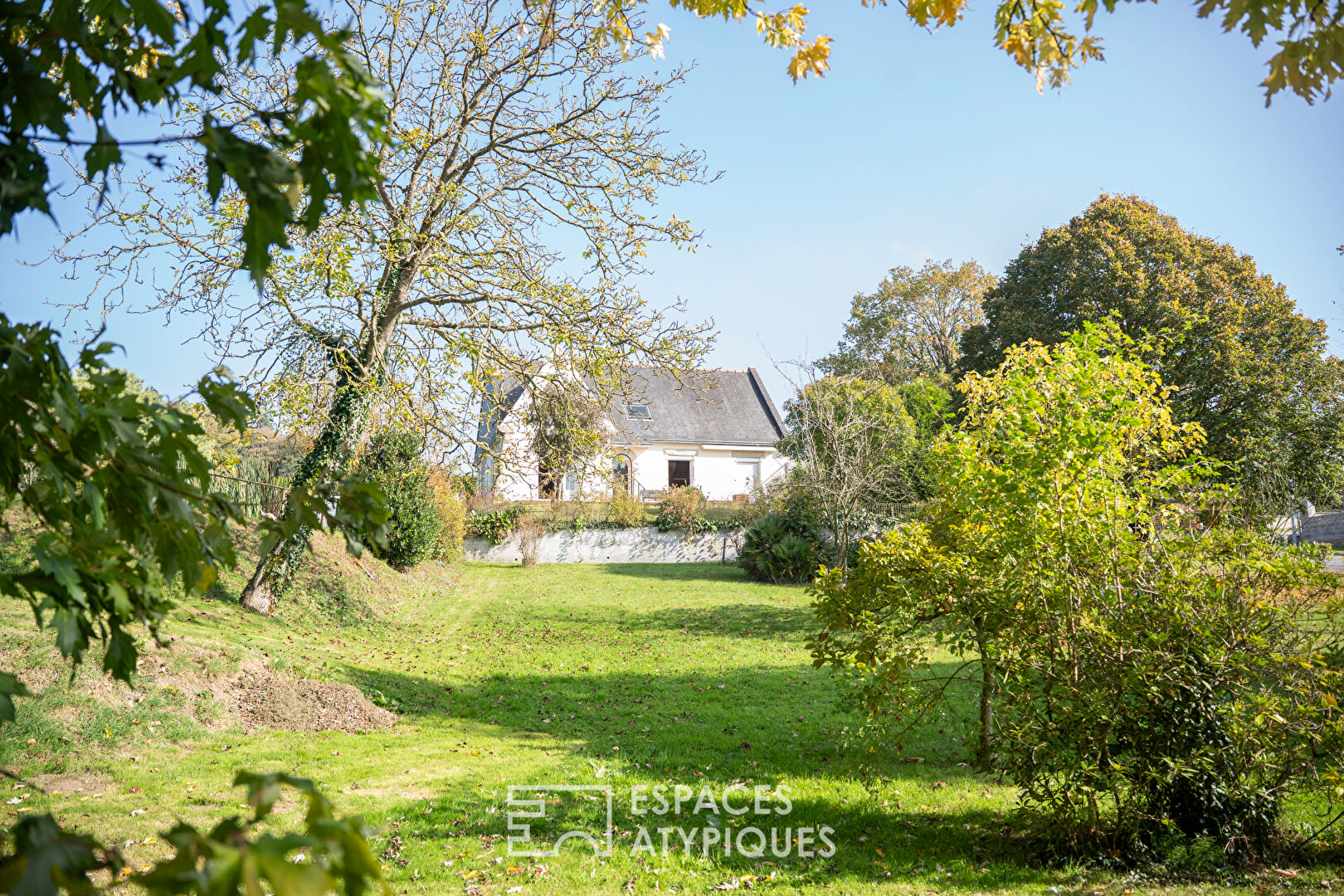 Maison avec son étang, ses cabanons et son terrain constructible