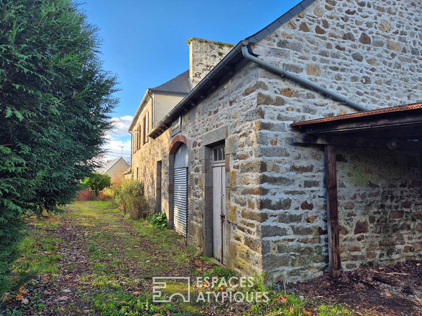 Propriété de caractère avec dépendances et grand terrain à 10 min de Saint-Brieuc