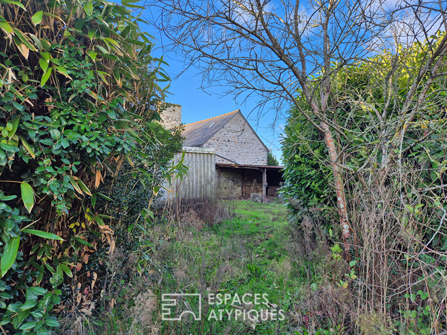Propriété de caractère avec dépendances et grand terrain à 10 min de Saint-Brieuc