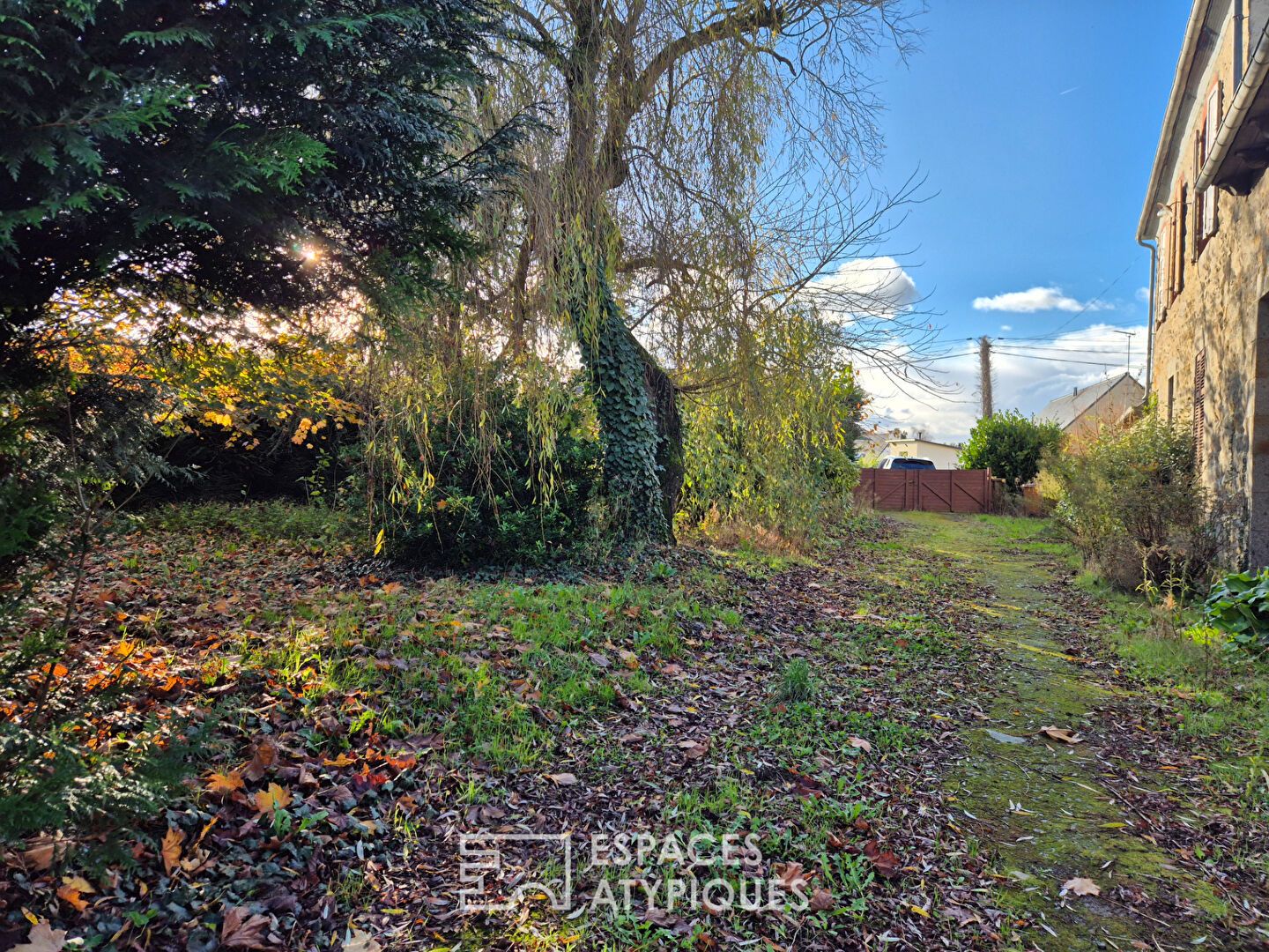 Propriété de caractère avec dépendances et grand terrain à 10 min de Saint-Brieuc