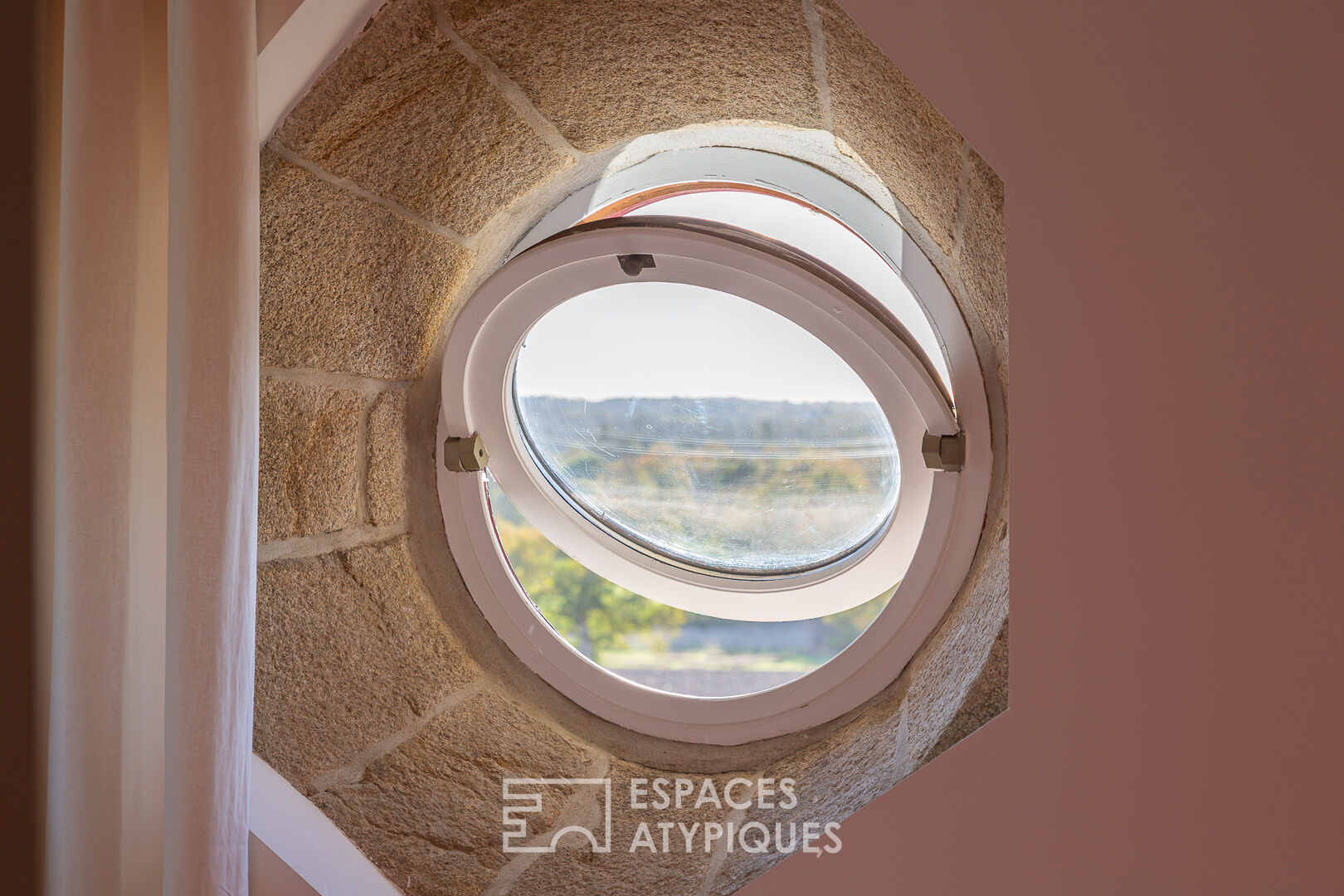 Esprit contemporain au coeur de cette ancienne chapelle  rénovée