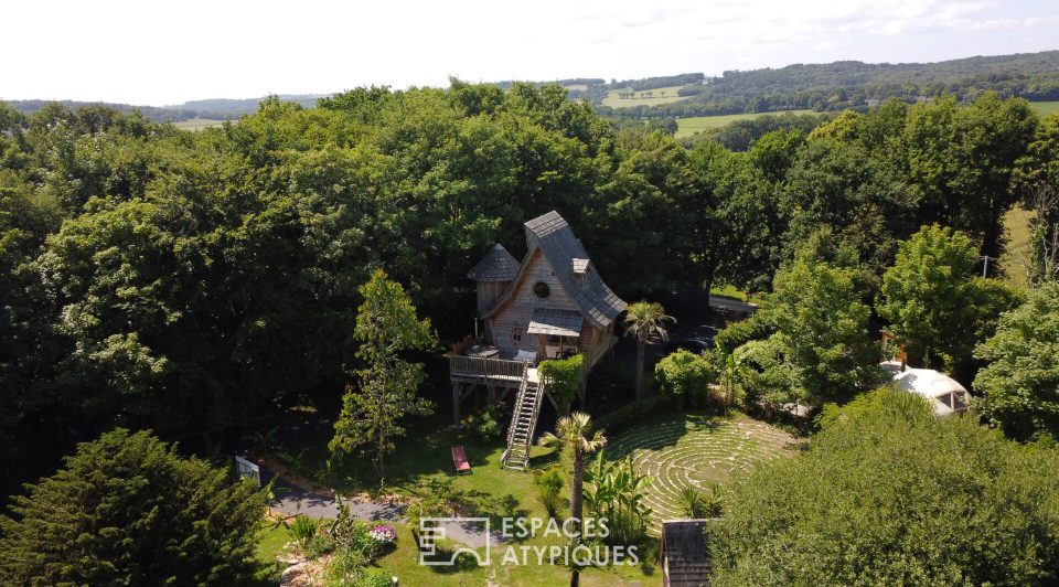 Domaine avec hébergements insolites et Manoir du XVIème Siècle à valoriser