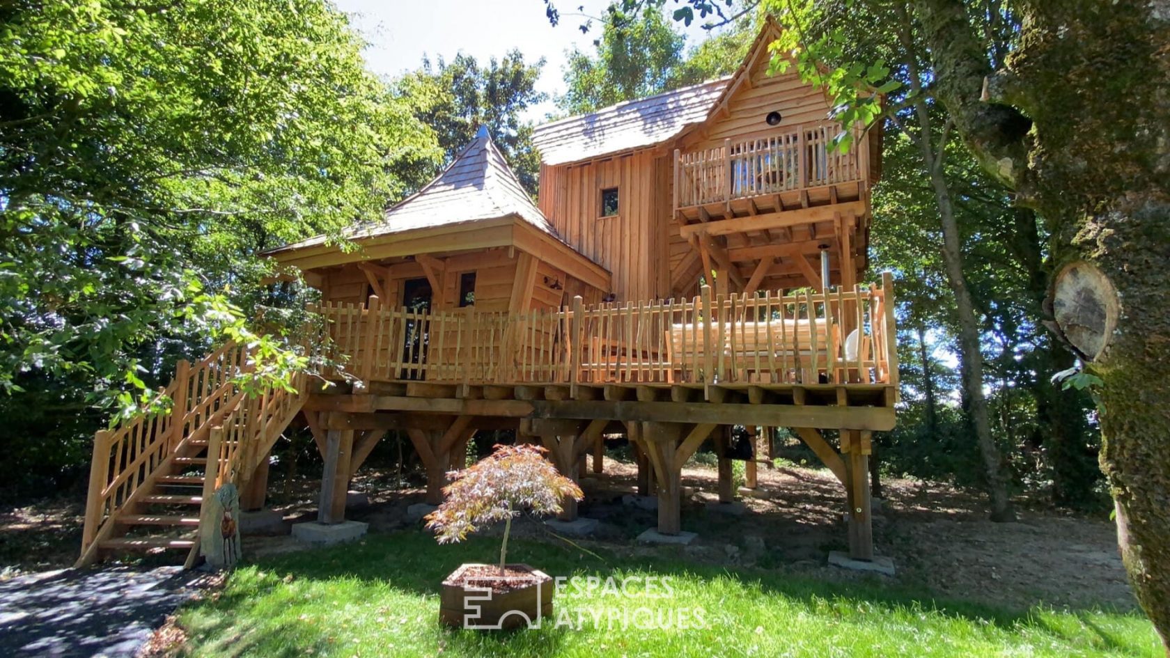 Domaine avec hébergements insolites et Manoir du XVIème Siècle à valoriser
