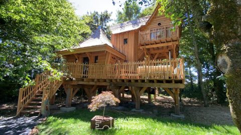 Domaine avec hébergements insolites et Manoir du XVIème Siècle à valoriser