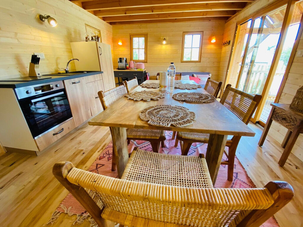 Domaine avec hébergements insolites et Manoir du XVIème Siècle à valoriser