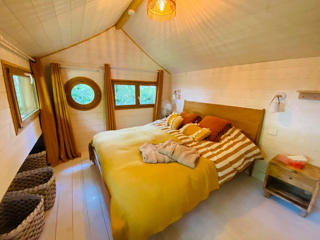 Domaine avec hébergements insolites et Manoir du XVIème Siècle à valoriser