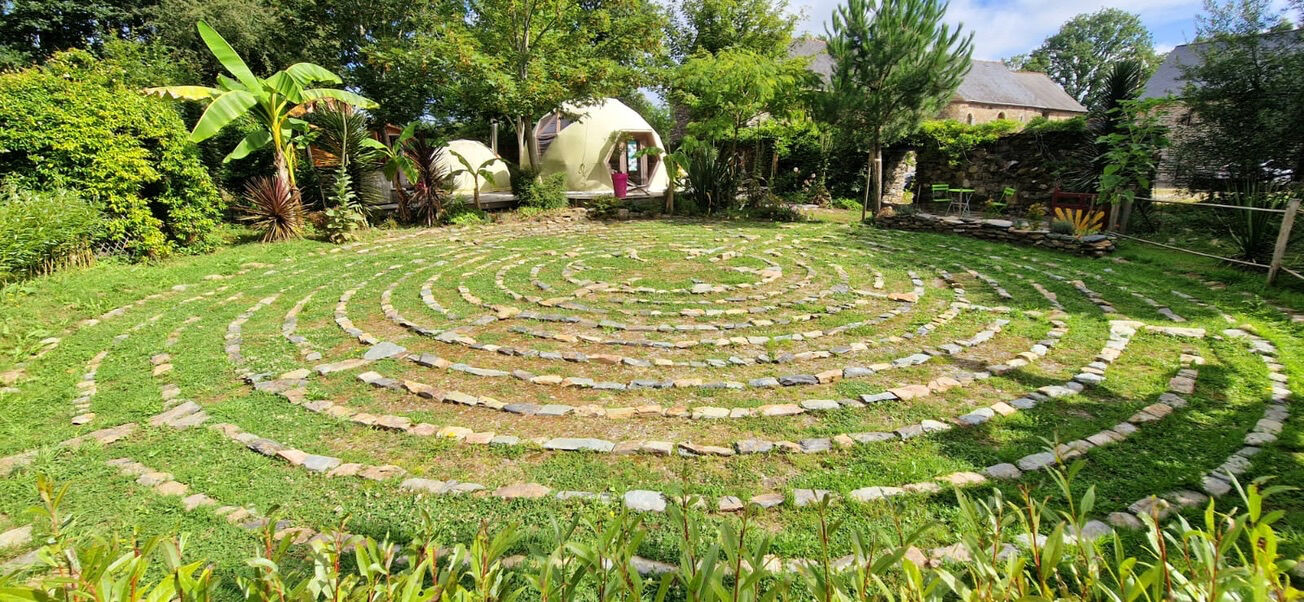 Domaine avec hébergements insolites et Manoir du XVIème Siècle à valoriser