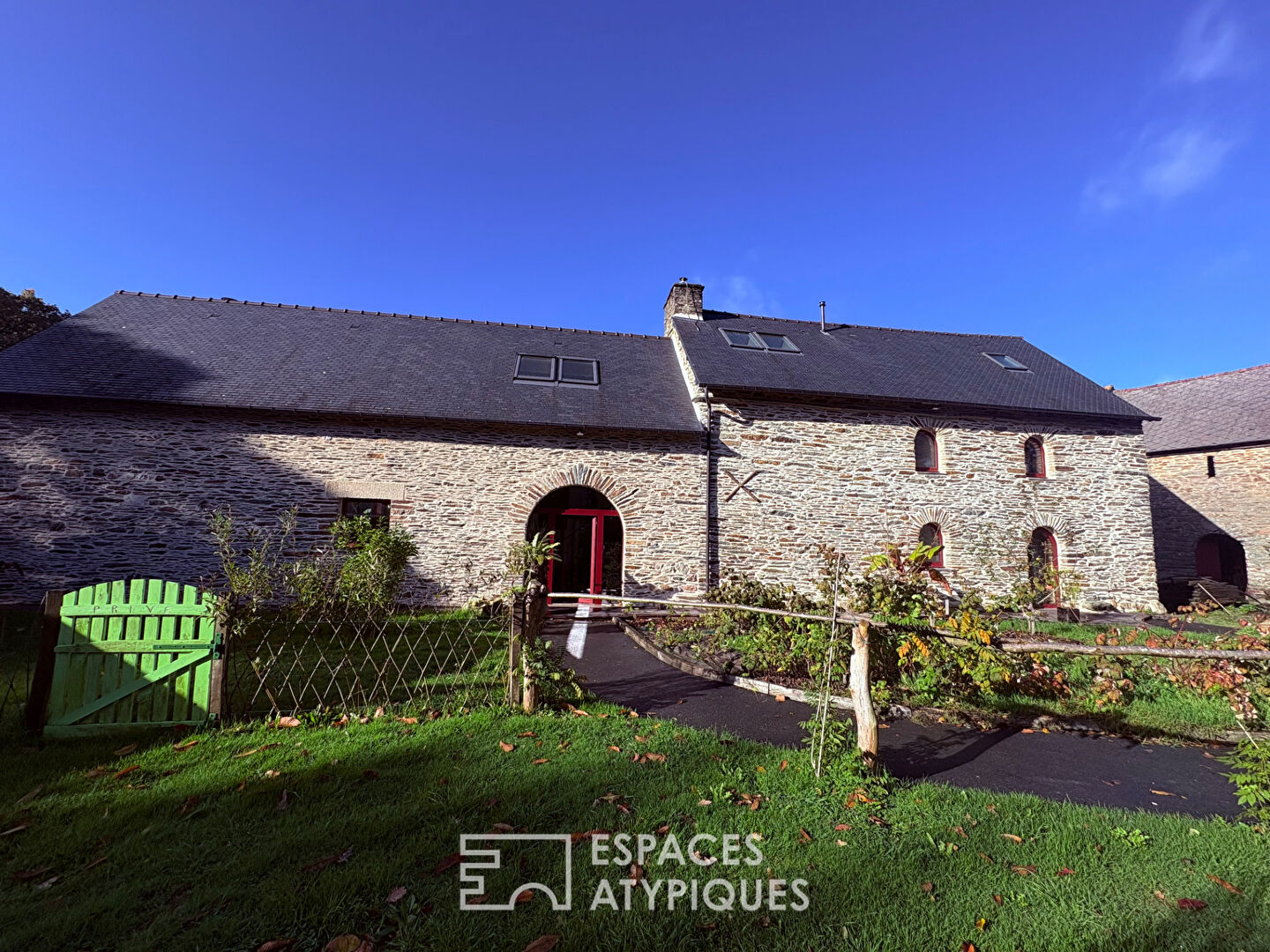Domaine avec hébergements insolites et Manoir du XVIème Siècle à valoriser