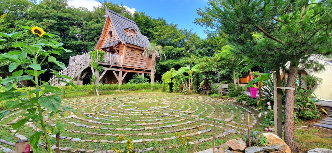 Domaine avec hébergements insolites et Manoir du XVIème Siècle à valoriser