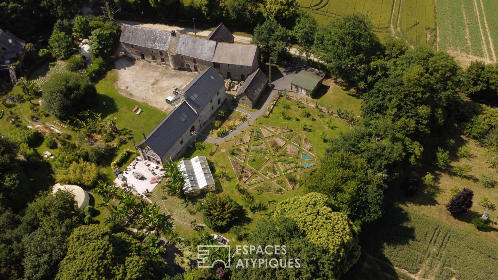 Domaine avec hébergements insolites et Manoir du XVIème Siècle à valoriser