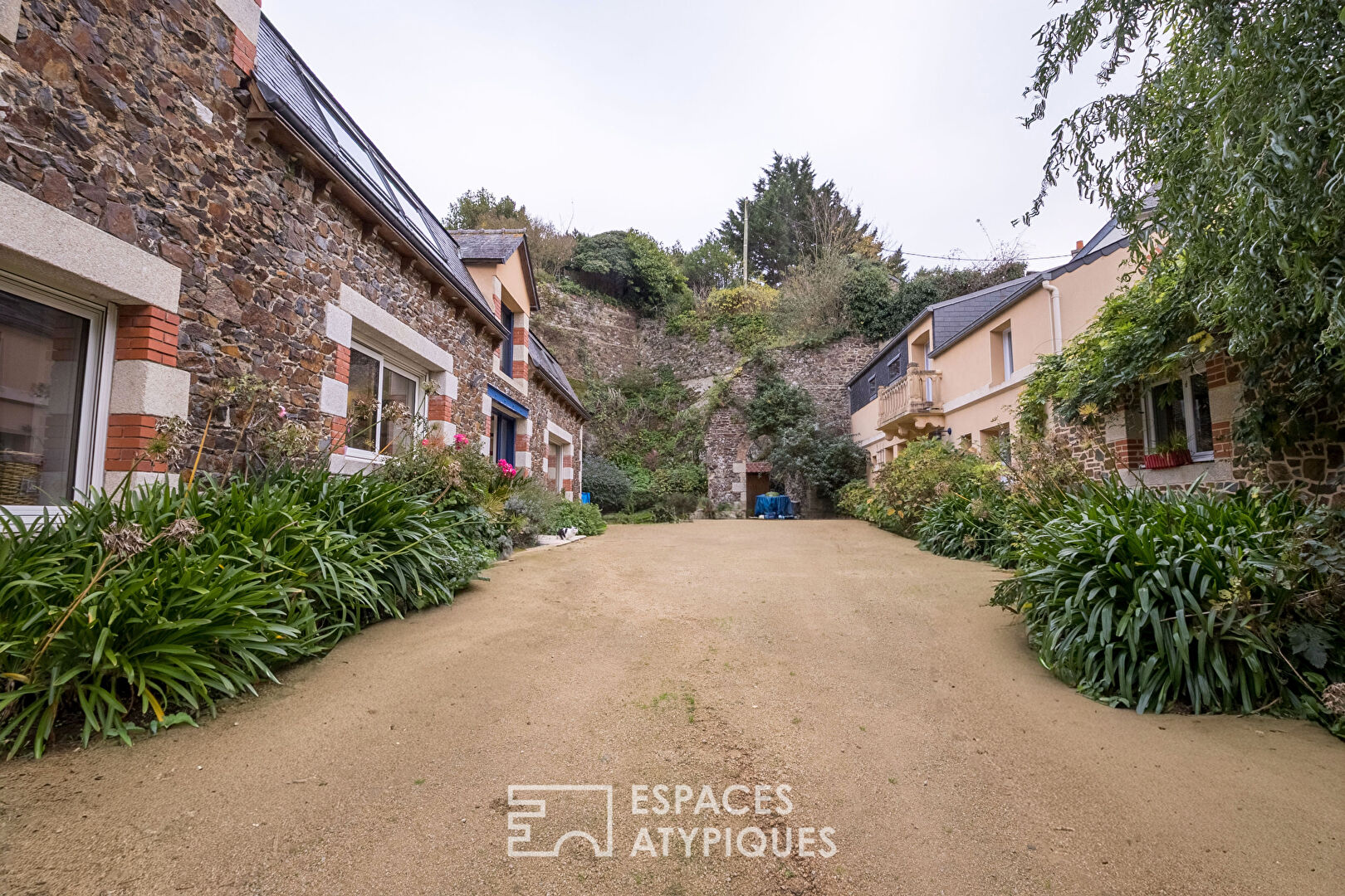Maison en pierre  avec un gîte