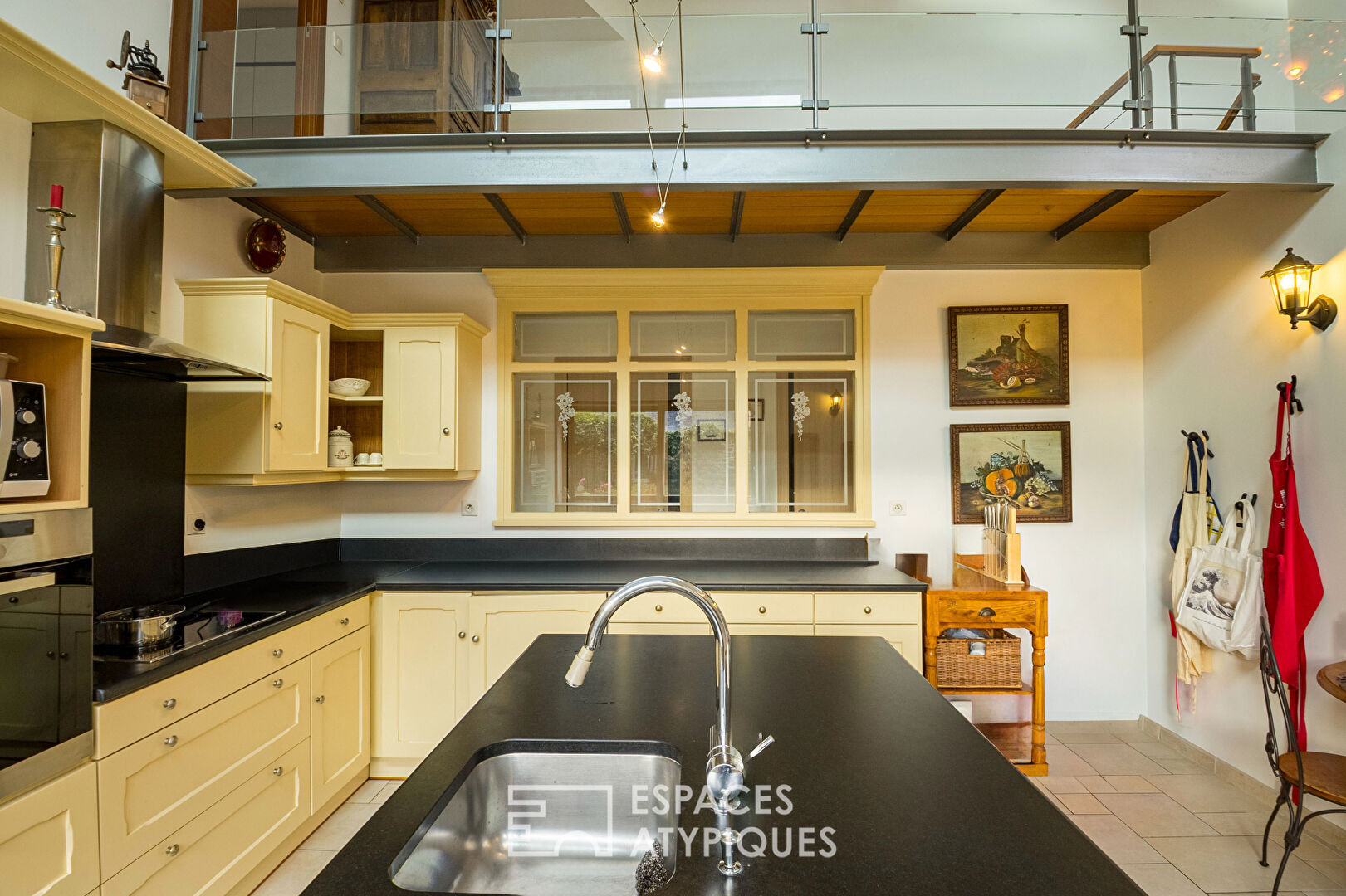 Maison en pierre  avec un gîte