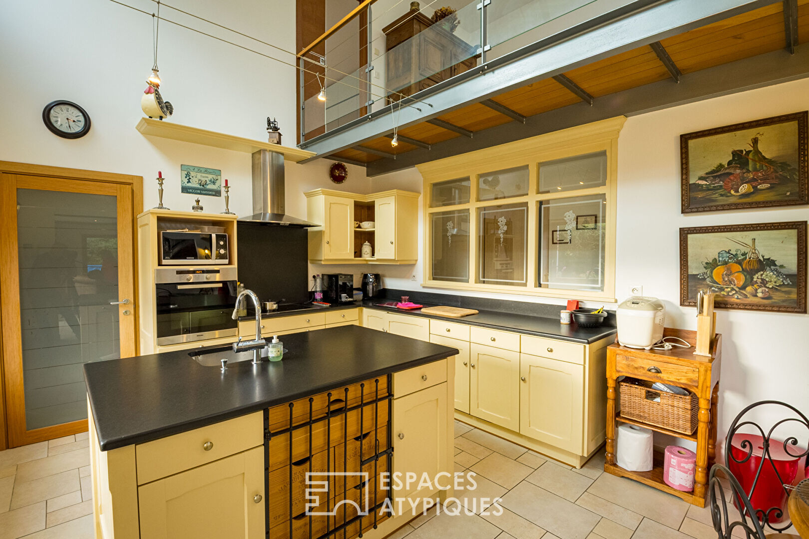 Maison en pierre  avec un gîte