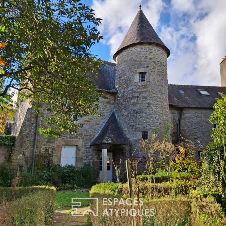 Propriété du XVIIIe Siècle avec tourelle et jardin clos en centre historique