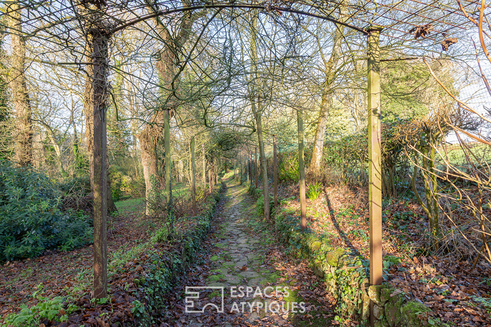 Grande maison entourée d&rsquo;un parc arboré de près de 3ha