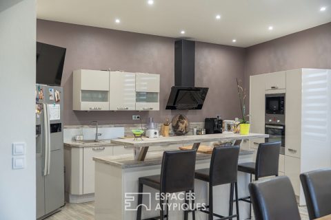 Maison en pierre avec espaces indépendants et fort potentiel – Proche mer