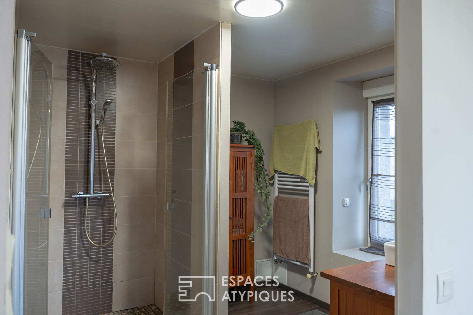 Maison en pierre avec espaces indépendants et fort potentiel – Proche mer