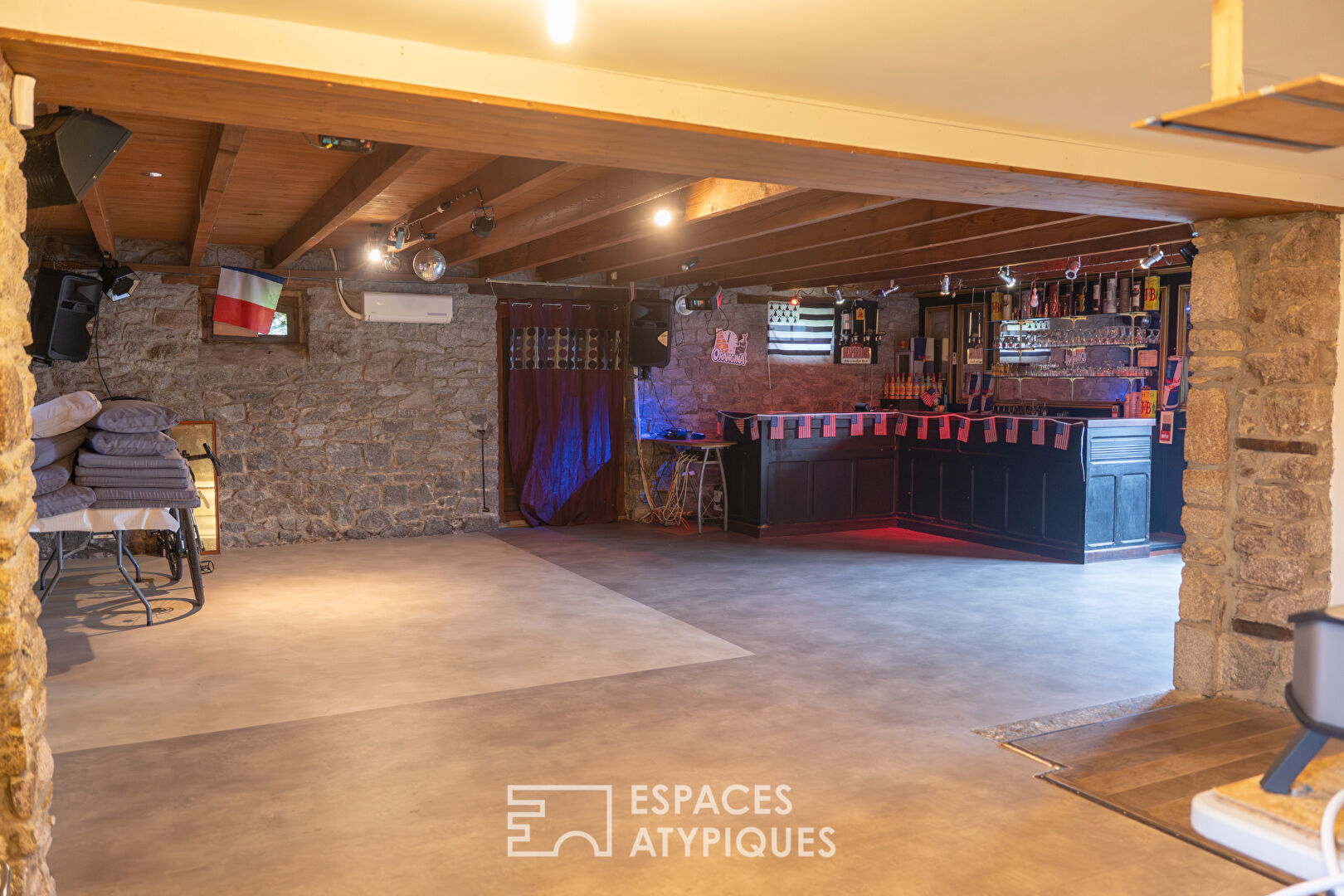 Maison en pierre avec espaces indépendants et fort potentiel – Proche mer