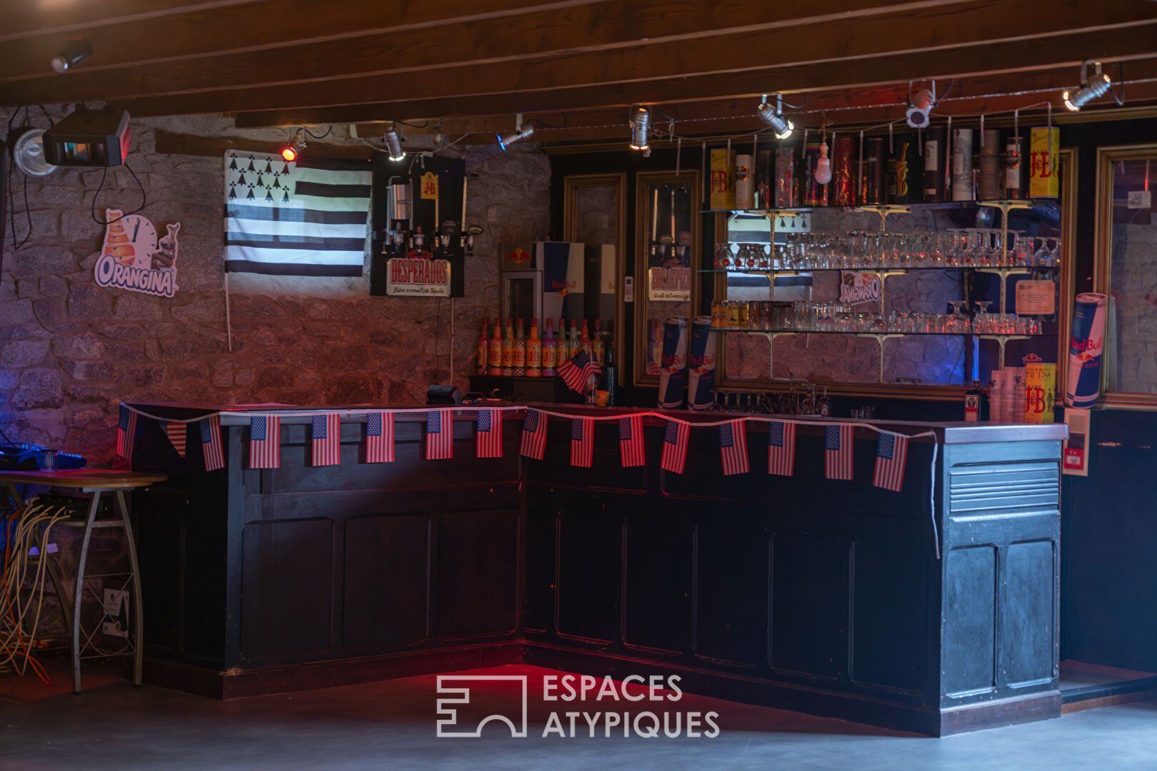 Maison en pierre avec espaces indépendants et fort potentiel – Proche mer