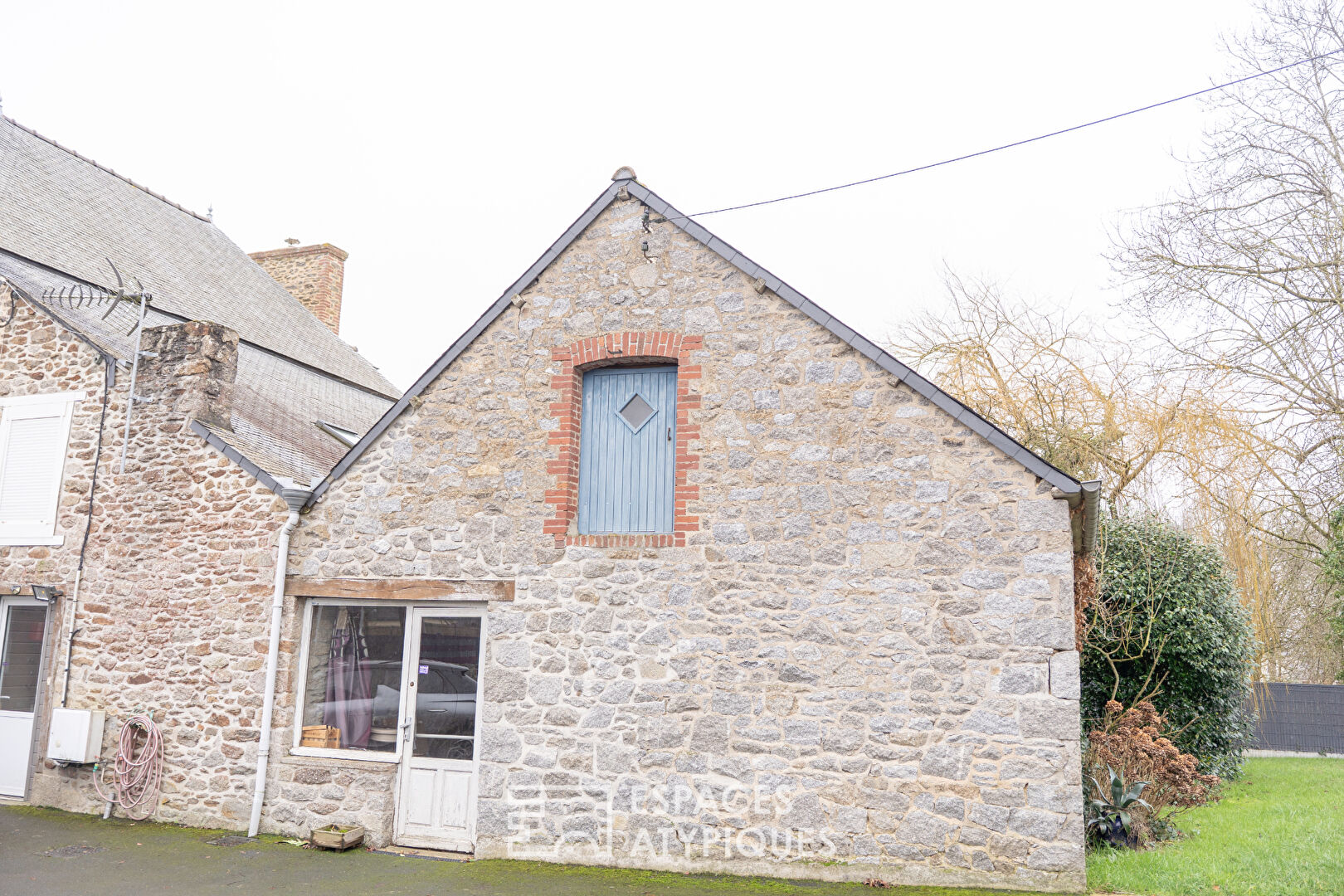 Maison en pierre avec espaces indépendants et fort potentiel – Proche mer