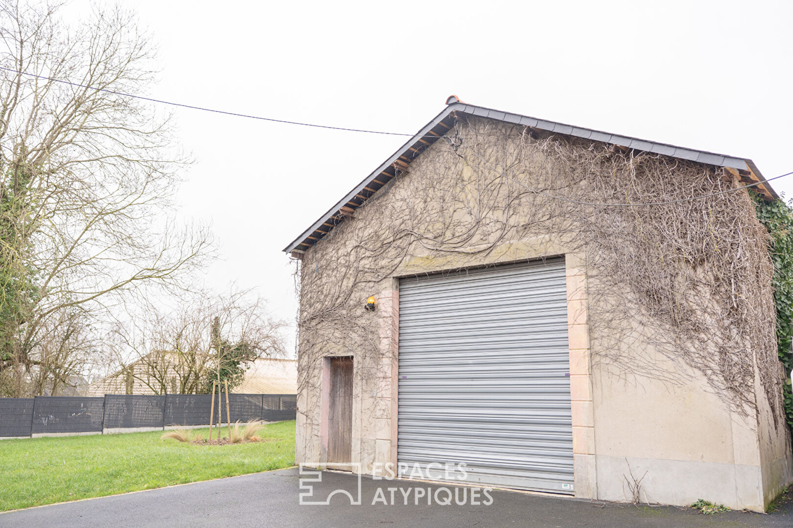 Maison en pierre avec espaces indépendants et fort potentiel – Proche mer