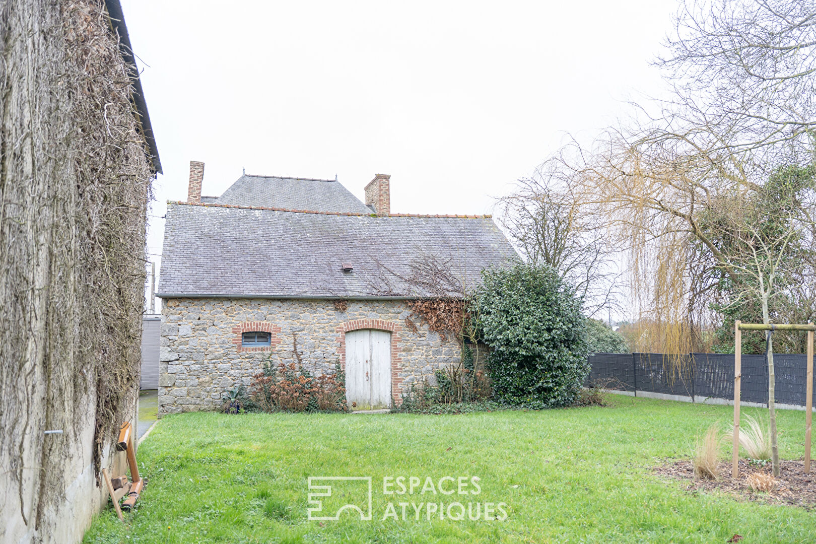 Maison en pierre avec espaces indépendants et fort potentiel – Proche mer