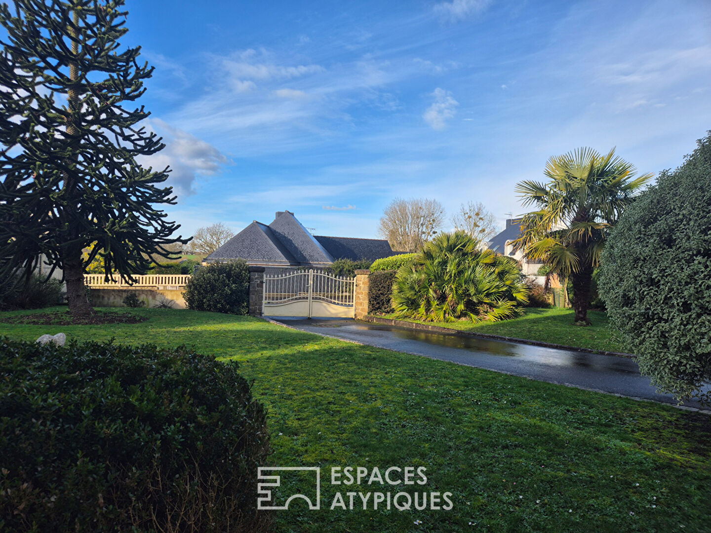 Entre bourg et plages – Maison familiale lumineuse 4 chambres avec grand garage et terrain paysagé à Plancoët