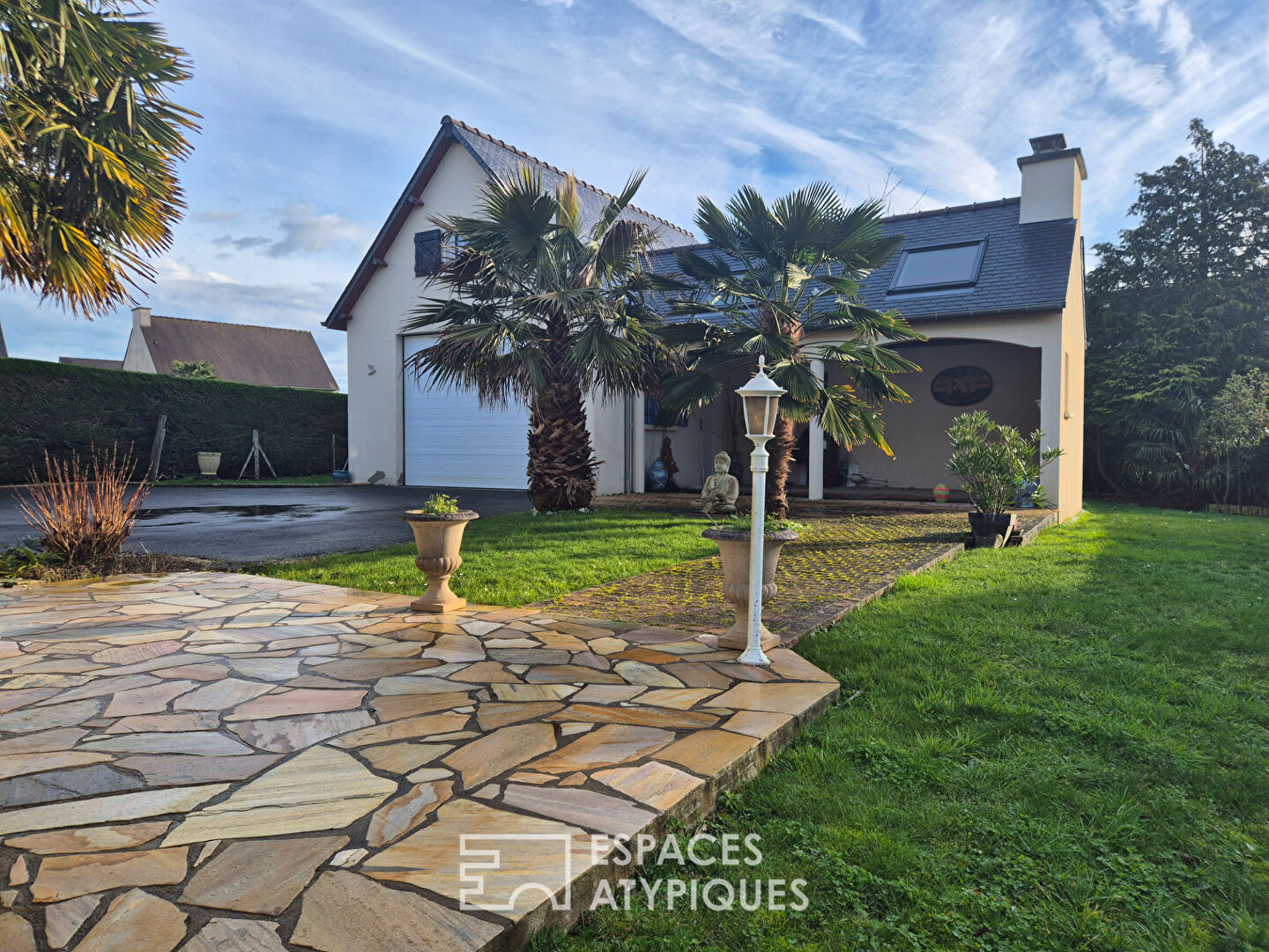 Entre bourg et plages – Maison familiale lumineuse 4 chambres avec grand garage et terrain paysagé à Plancoët