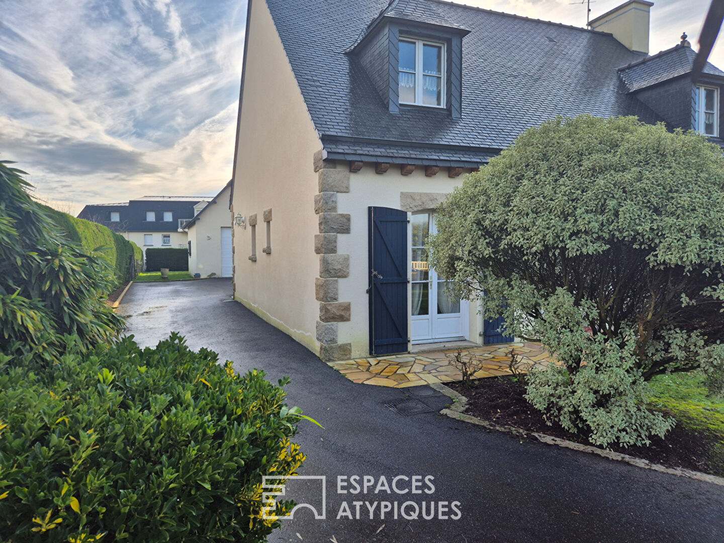 Entre bourg et plages – Maison familiale lumineuse 4 chambres avec grand garage et terrain paysagé à Plancoët