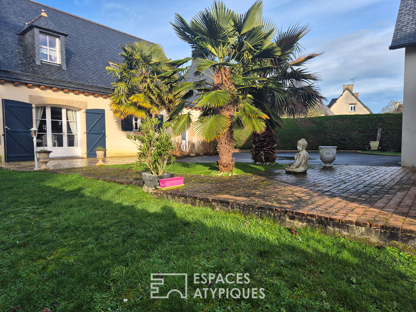 Entre bourg et plages – Maison familiale lumineuse 4 chambres avec grand garage et terrain paysagé à Plancoët