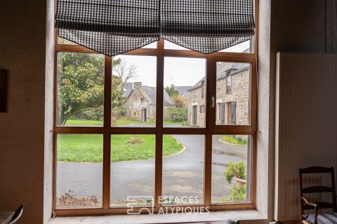 Charmant corps de ferme , 2 longères rénovées et sa dépendance en pierre.