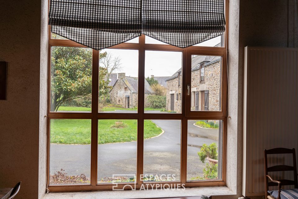 Charmant corps de ferme , 2 longères rénovées et sa dépendance en pierre.