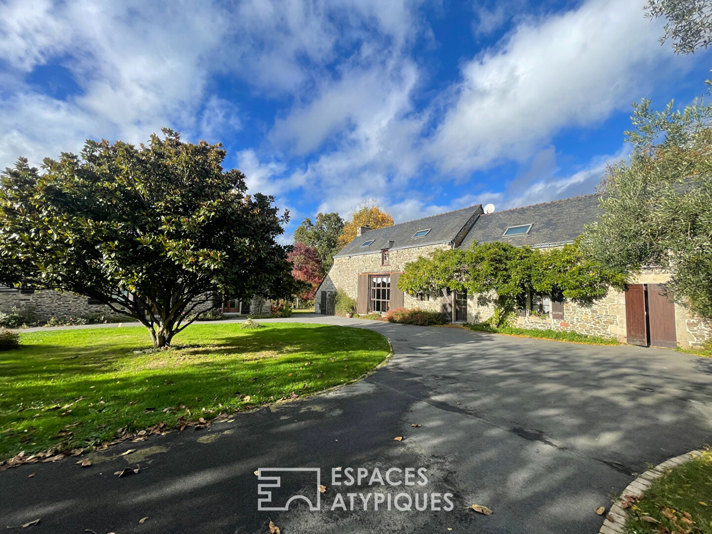 Charmant corps de ferme , 2 longères rénovées et sa dépendance en pierre.
