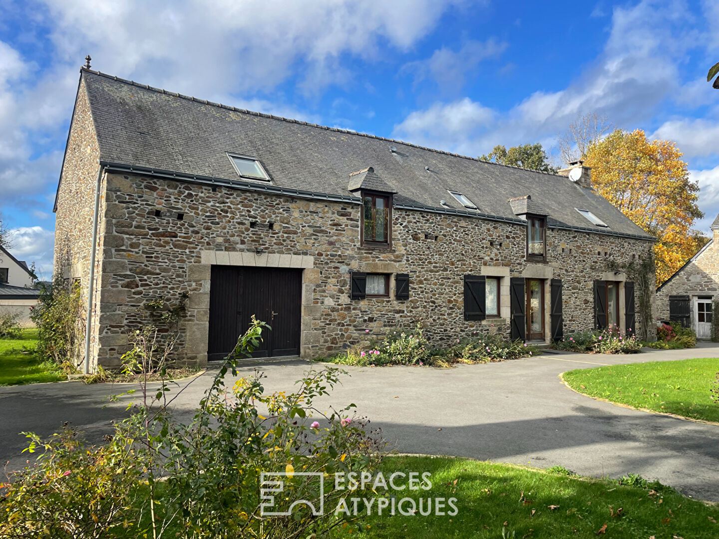 Charmant corps de ferme , 2 longères rénovées et sa dépendance en pierre.