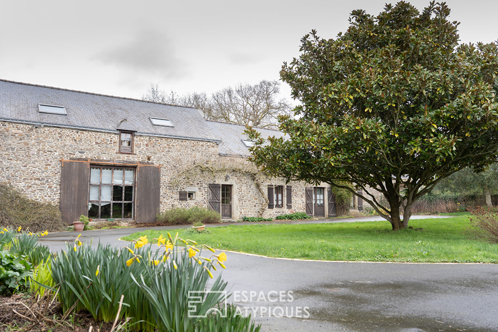 Charmant corps de ferme , 2 longères rénovées et sa dépendance en pierre.
